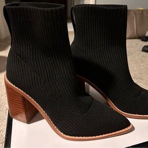 Elegant Black Ribbed Ankle Boots